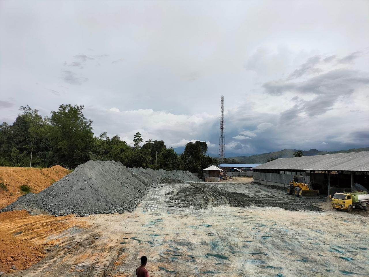 Area luar pabrik pupuk CV Agro Petani Maju di Aceh dengan latar pegunungan