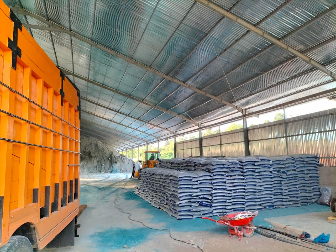 Armada truk dan karung pupuk siap pengiriman dari gudang Agro Petani Maju